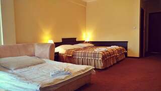 Отель Hotel Umina Чорштын Двухместный номер с 2 отдельными кроватями и окном-3