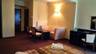 Отель Hotel Umina Чорштын Двухместный номер с 2 отдельными кроватями и окном-7