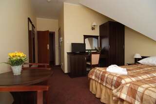 Отель Hotel Umina Чорштын Двухместный номер с 2 отдельными кроватями и балконом-2