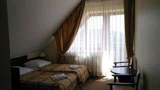 Отель Hotel Umina Чорштын Двухместный номер с 2 отдельными кроватями и балконом-4
